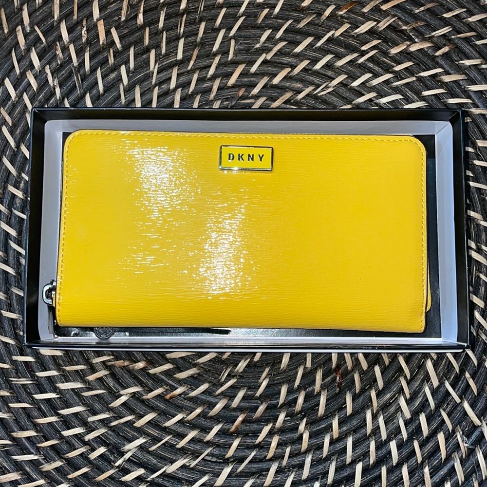 DKNY WALLET